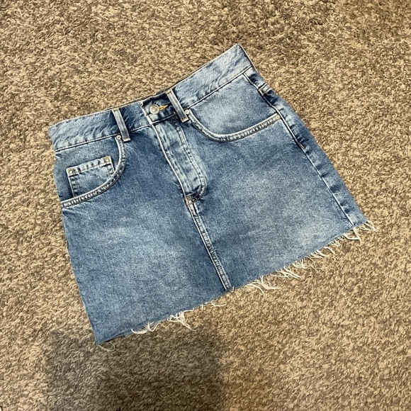 Forever 21 Dresses & Skirts - Forever 21 denim mini skirt. Size 25” waist
